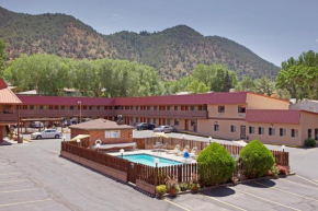 Гостиница Glenwood Springs Cedar Lodge  Гленвуд Спрингс